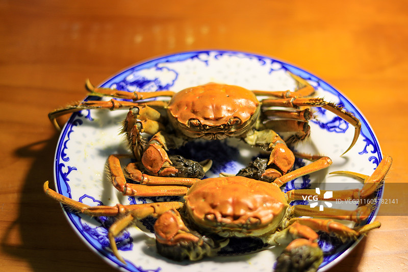 一盘蒸熟的螃蟹图片素材