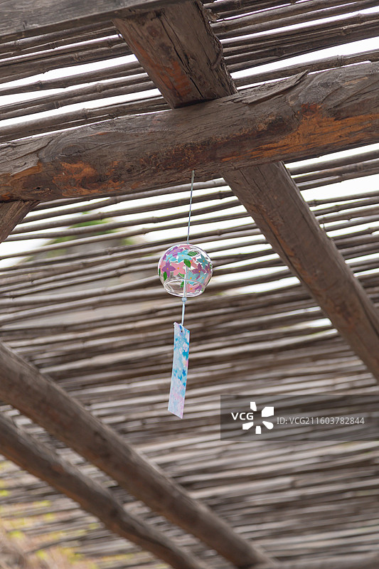 棚子下悬挂的风铃图片素材