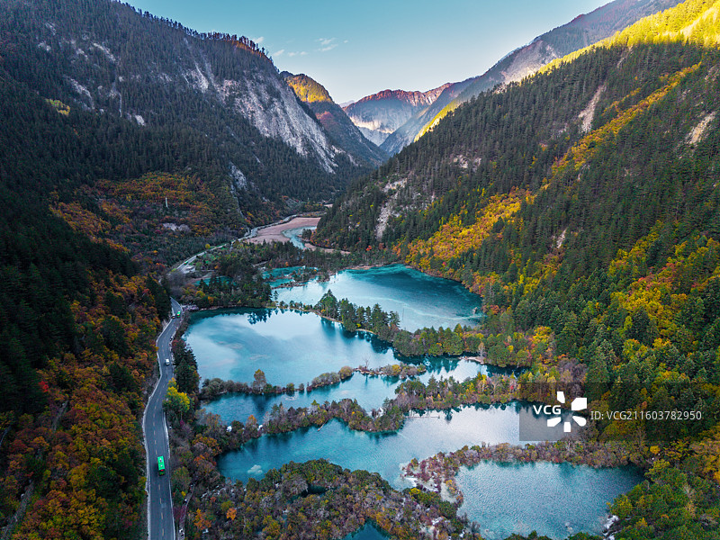 航拍九寨沟树正群海秋色图片素材