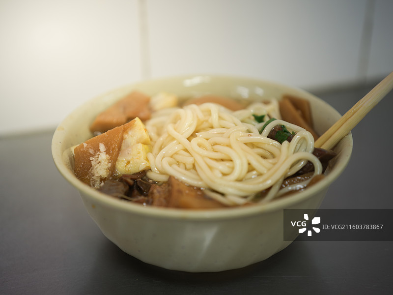 一碗热腾腾的漳州卤面图片素材