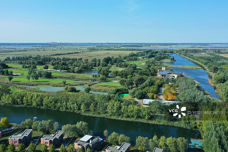 喜降冬雨净尘埃，银杏枫红异彩裁  鸿雁远征穿雾过，珍馐慢炖御寒来  千山万水凭栏眺，无尽风光入镜开图片素材