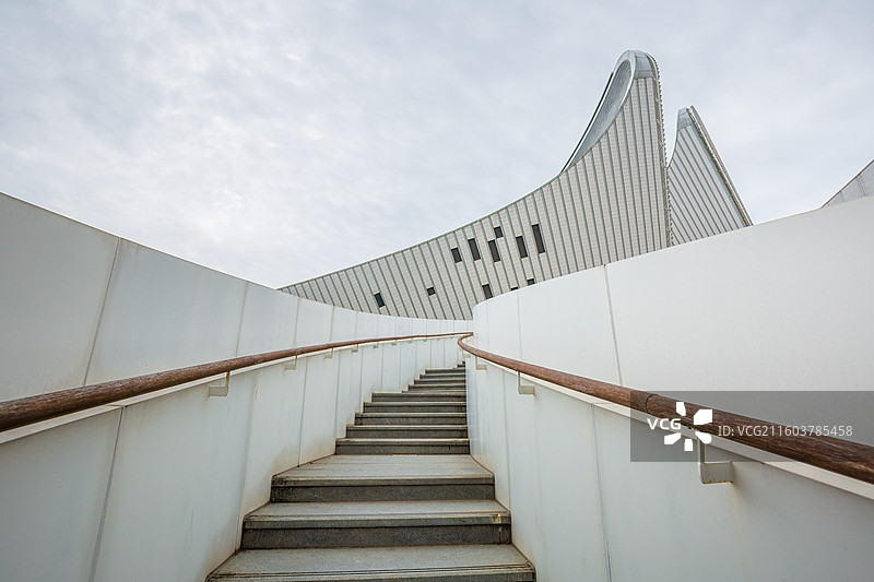 福州海峡艺术中心现代建筑中的楼梯与独特屋顶设计图片素材