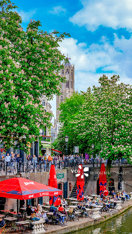 荷兰乌特勒支老运河和河边休闲餐厅图片素材