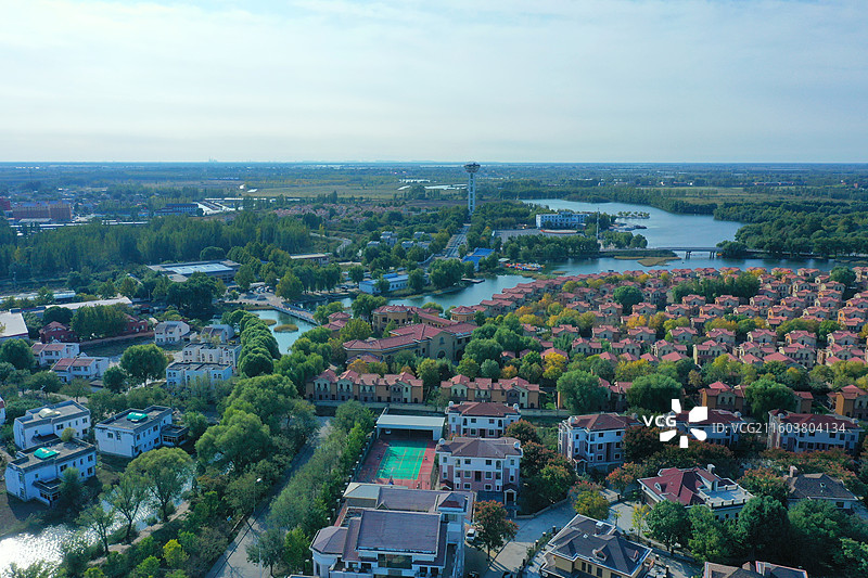 喜降冬雨净尘埃，银杏枫红异彩裁  鸿雁远征穿雾过，珍馐慢炖御寒来  千山万水凭栏眺，无尽风光入镜开图片素材