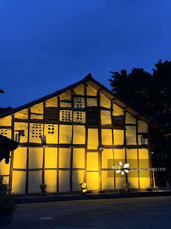 夜幕下的恩阳古镇老房图片素材