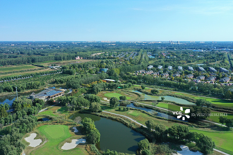 喜降冬雨净尘埃，银杏枫红异彩裁  鸿雁远征穿雾过，珍馐慢炖御寒来  千山万水凭栏眺，无尽风光入镜开图片素材