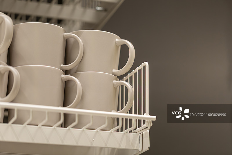 整齐排列的白色杯子图片素材