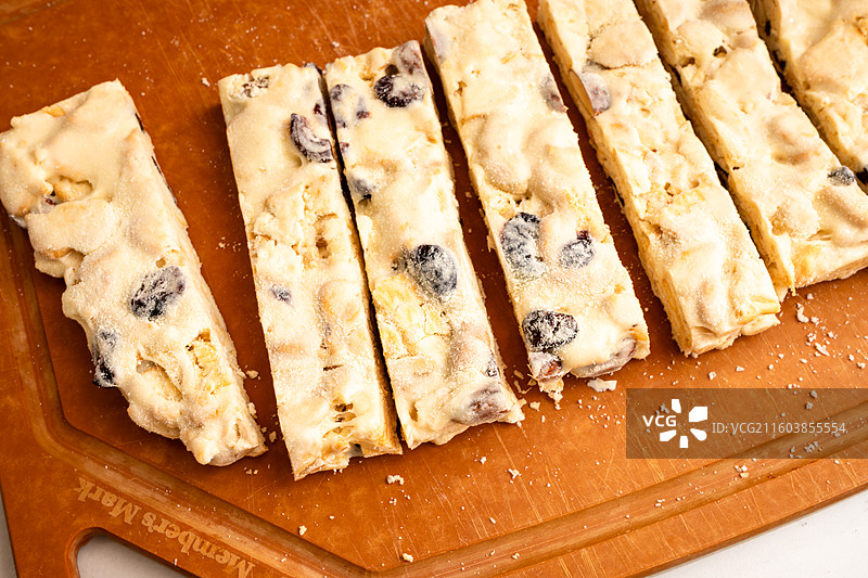 木制砧板上的雪花酥切片图片素材