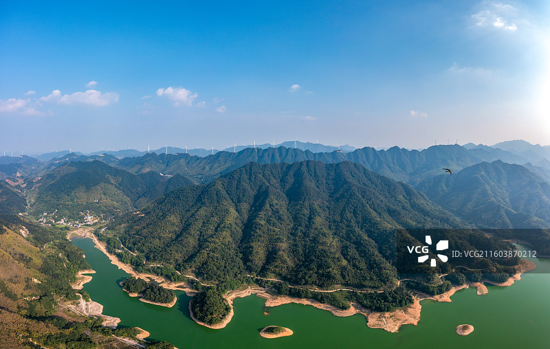 航拍益阳桃江县桃花湖、桃花江森林公园风光，与空中的飞鸟图片素材