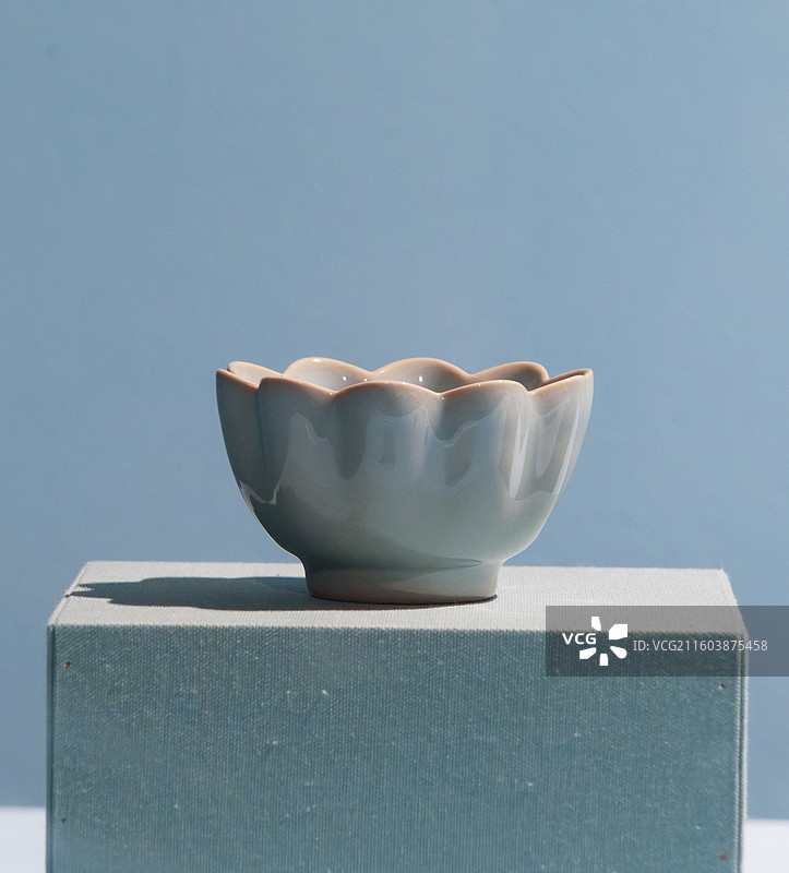 天蓝釉花口碗，汝窑代表性瓷器图片素材