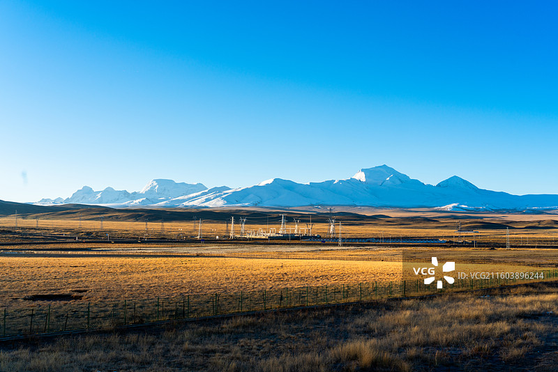 西藏 雪山 草原 日出 日照金山 岗巴县图片素材