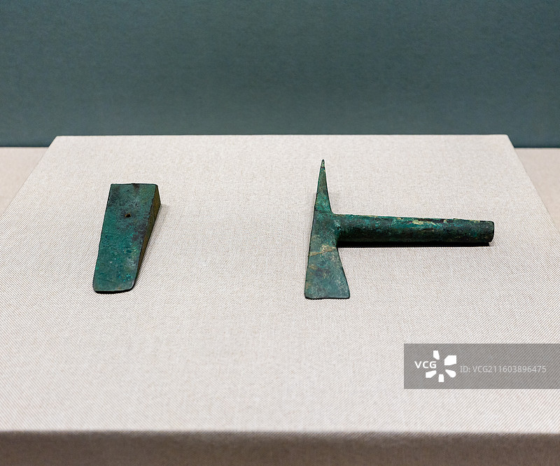 深圳南山博物馆鄂尔多斯精品青铜器展上青铜兵器图片素材