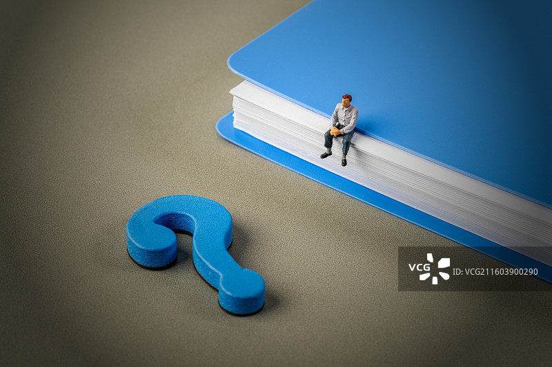 坐在文件夹上对着问号思考的人创意微缩景观图片素材