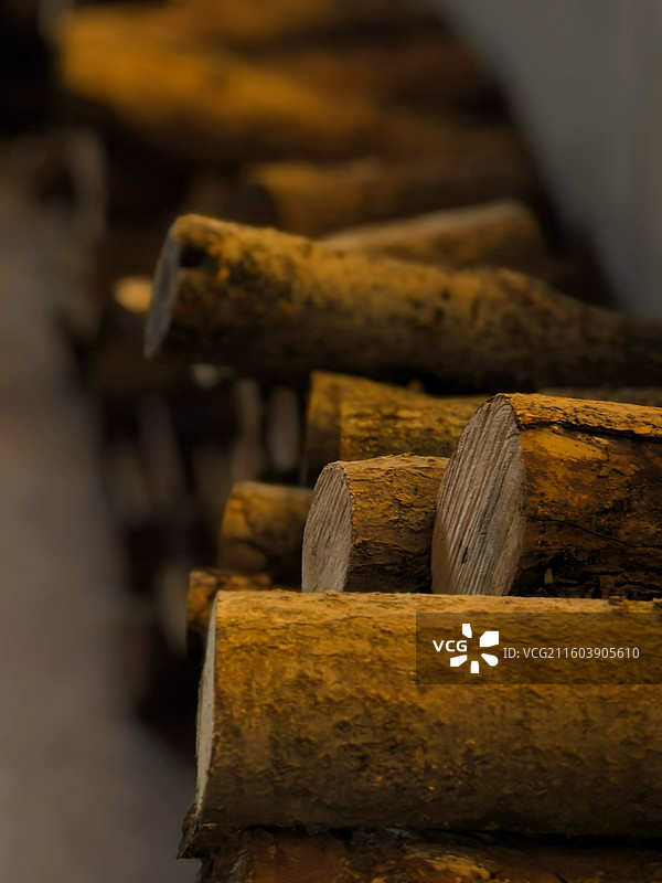 店铺装饰用多层圆柱形木材堆木料切面图片素材