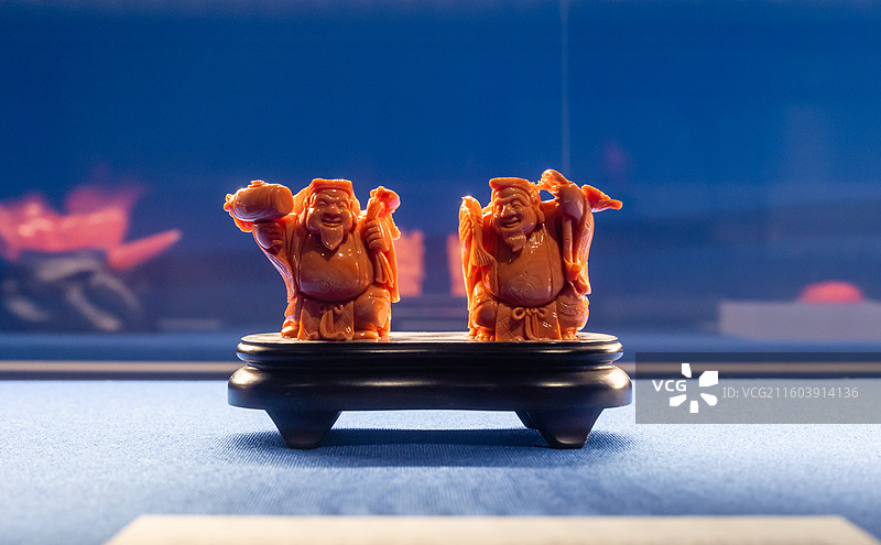 宝石级莫莫珊瑚惠比寿与大黑天雕像图片素材