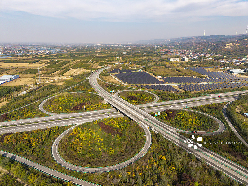 山西运城市盐湖区东郭互动式立交桥与光伏发电图片素材