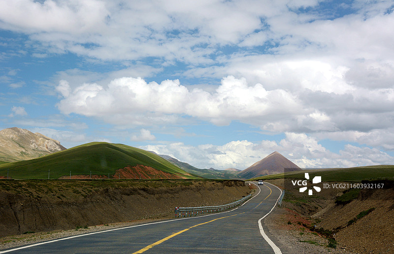 西藏那曲索县沿途高原牧场牦牛河流绿皮火车图片素材