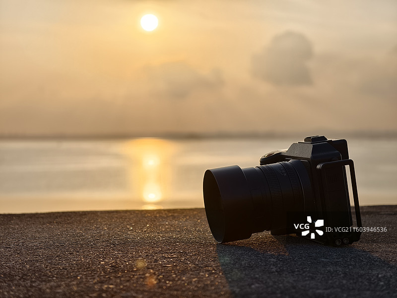 夕阳湖畔的相机图片素材