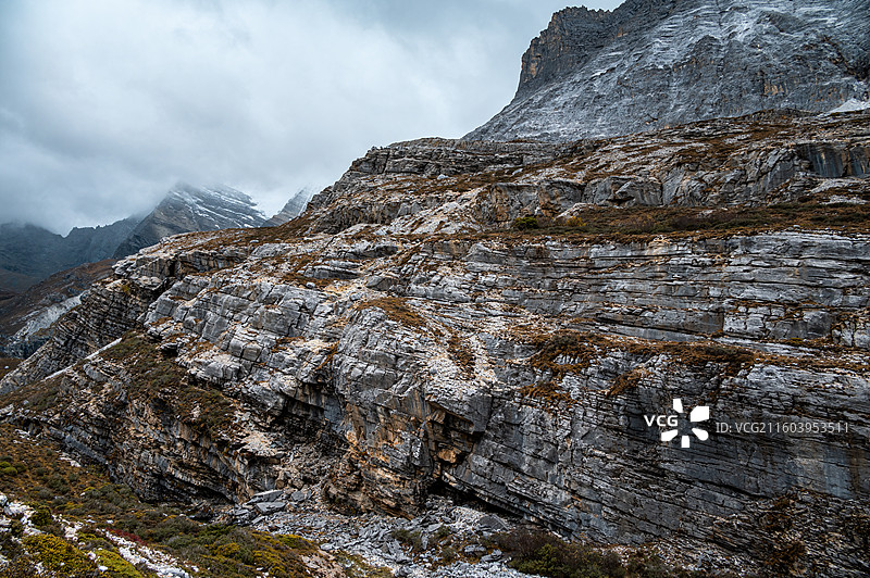 四川稻城亚丁高山岩层地质景观图片素材