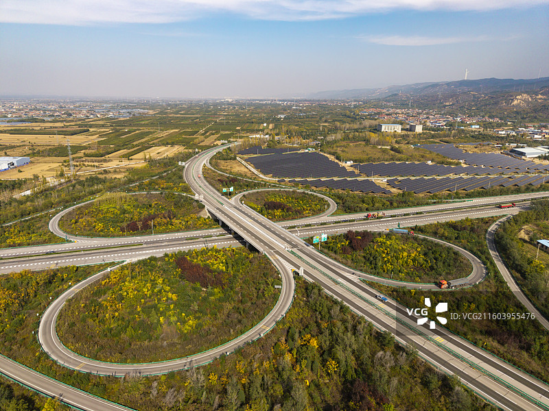 山西运城市盐湖区东郭互动式立交桥与光伏发电图片素材