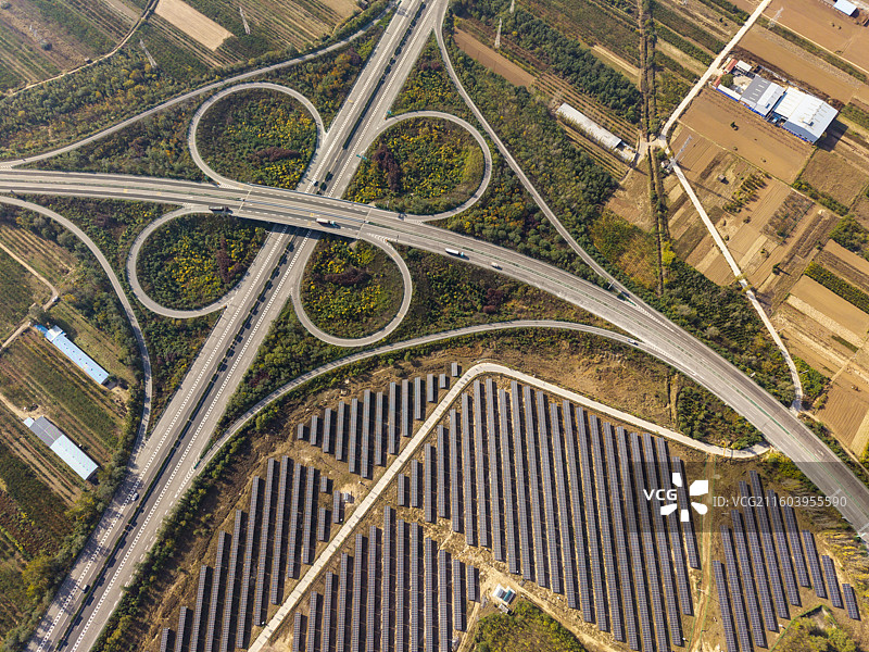 山西运城市盐湖区东郭互动式立交桥与光伏发电图片素材