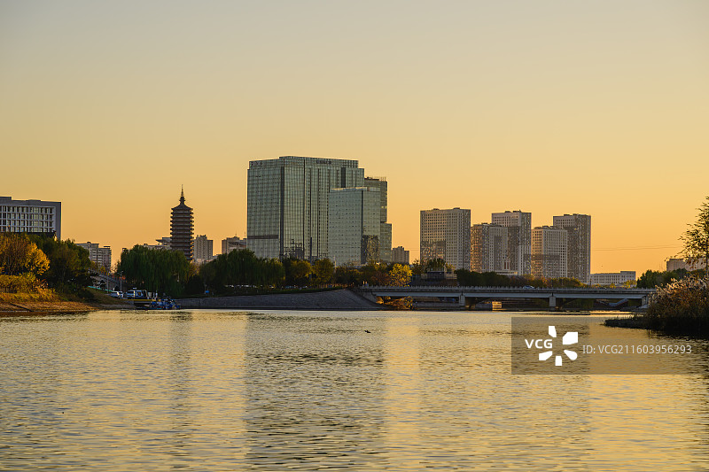 北京通州，五河交汇处，城市天际线、水面倒影，傍晚，可见地标建筑燃灯塔（燃灯佛舍利塔）。图片素材