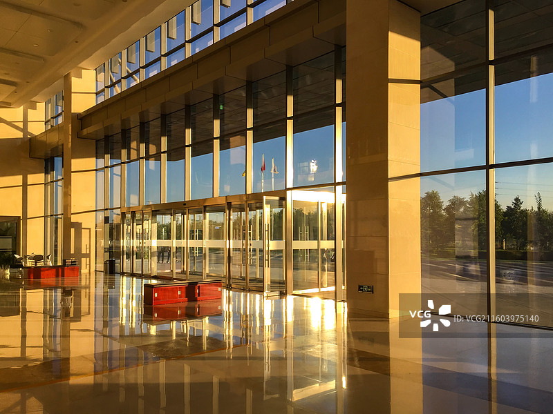 现代建筑玻璃幕墙内部金色阳光景色图片素材