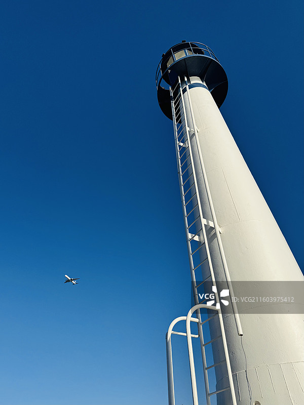 灯塔与飞机 仰望天空图片素材