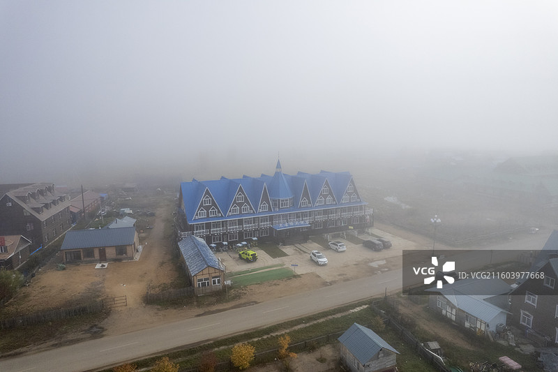 航拍晨雾中的恩和俄罗斯民族乡图片素材