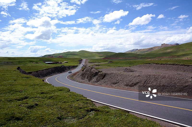 西藏那曲索县沿途天空山峦公路草场城镇寺庙图片素材