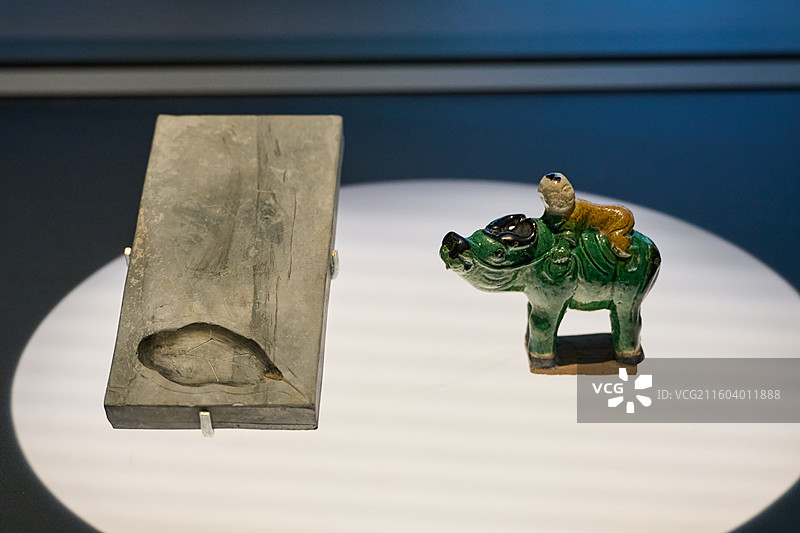 陕西西安咸阳国际机场 西部机场博物馆 四方馆：宋代 三彩牧童骑牛俑 砚滴、石砚图片素材
