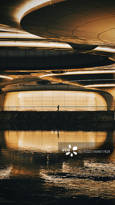 成都锦江夜跑的人图片素材