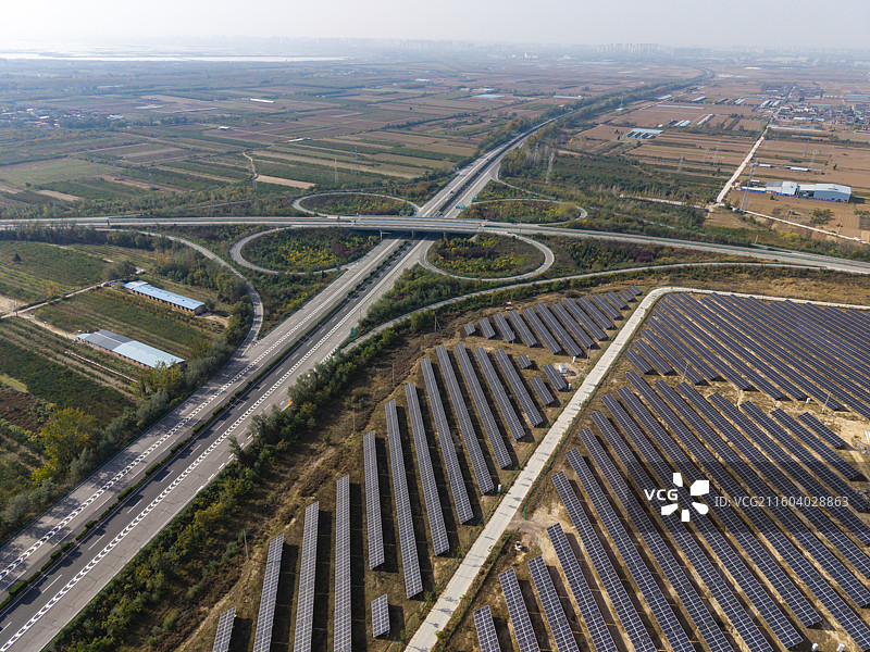 山西运城市盐湖区东郭互动式立交桥与光伏发电图片素材