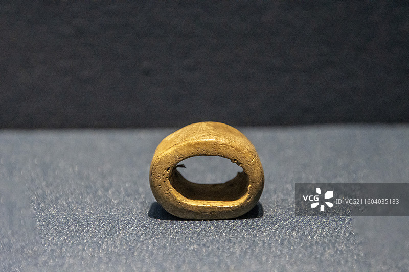 辽宁省沈阳博物馆“沈阳历史陈列”：骨扳指（东周，于洪区郑家洼子出土）图片素材