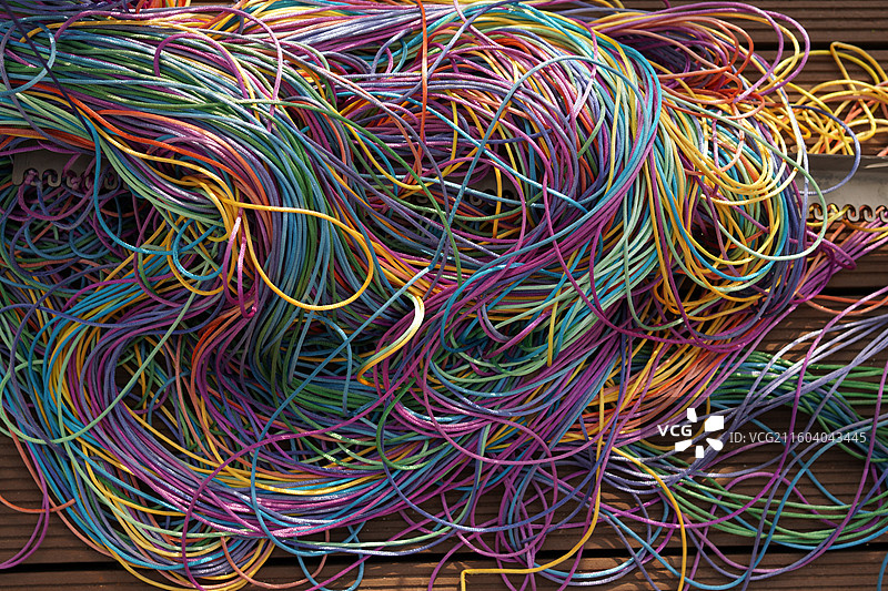 色彩缤纷的橡胶圈杂乱堆叠图片素材