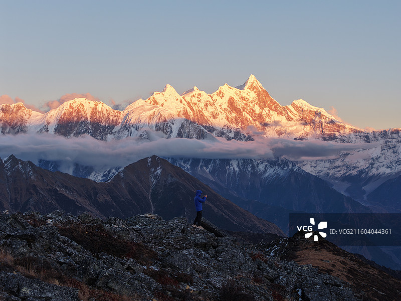 南迦巴瓦日照金山和加拉白垒与雅鲁藏布江图片素材