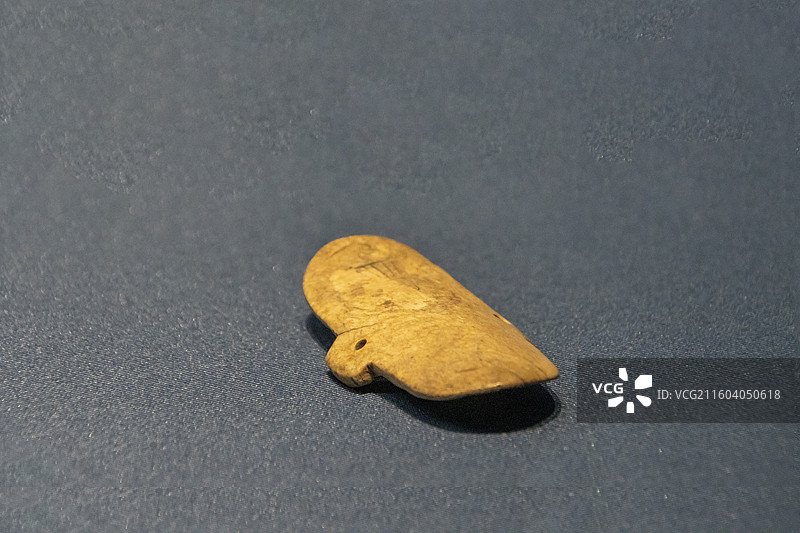 辽宁省沈阳博物馆“沈阳历史陈列”：骨臂鞲（东周，于洪区郑家洼子出土）图片素材