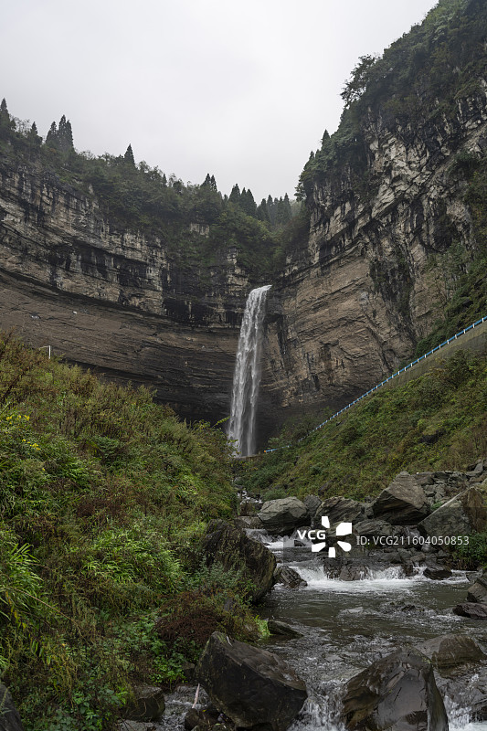 贵州毕节纳雍吊水岩瀑布-峡谷溪流自然景观图片素材