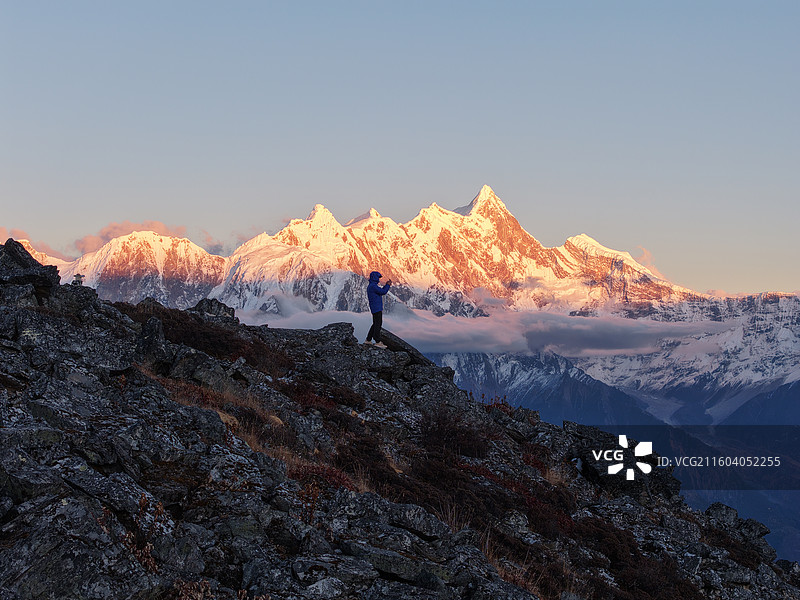 南迦巴瓦日照金山和加拉白垒与雅鲁藏布江图片素材