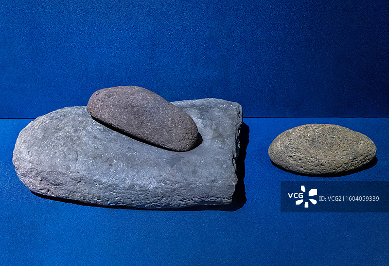 辽宁省沈阳博物馆“沈阳历史陈列”：石磨棒（新乐文化，皇姑区新乐遗址出土）图片素材