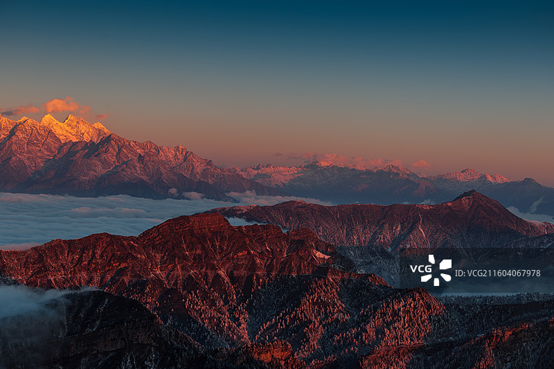 牛背山冬日云海金山图片素材