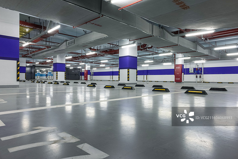 明亮的地下车库图片素材
