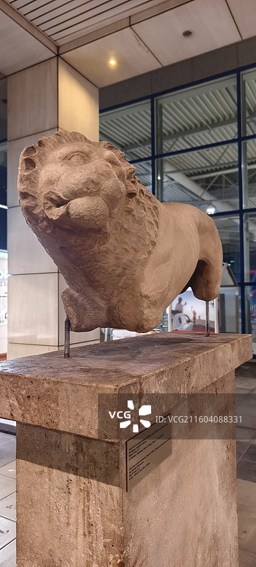 比利时布鲁塞尔国际机场雕塑～公园前4世纪一头来自葬礼纪念碑的狮子，在修高速路时挖掘出来的图片素材