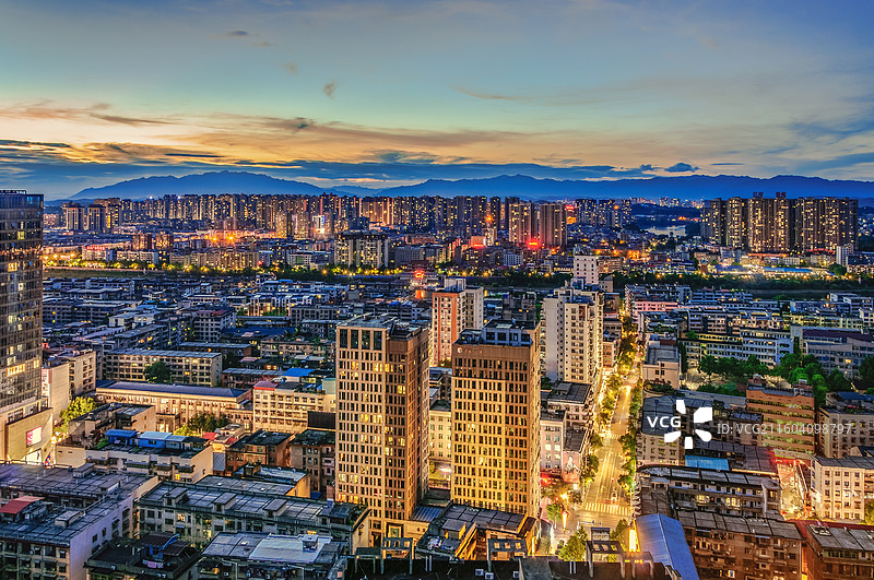 湖南省邵阳市大祥区市区全景夕阳下的城市日落夜景图片素材