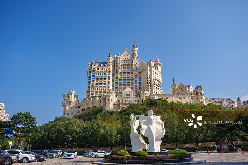蓝天映衬下的大连一方城堡与雕塑建筑景观图片素材