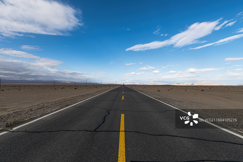 晴朗天气青海省荒漠戈壁公路背景图图片素材