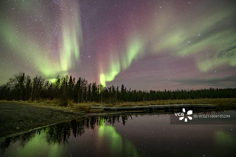 十月的黄刀极光图片素材