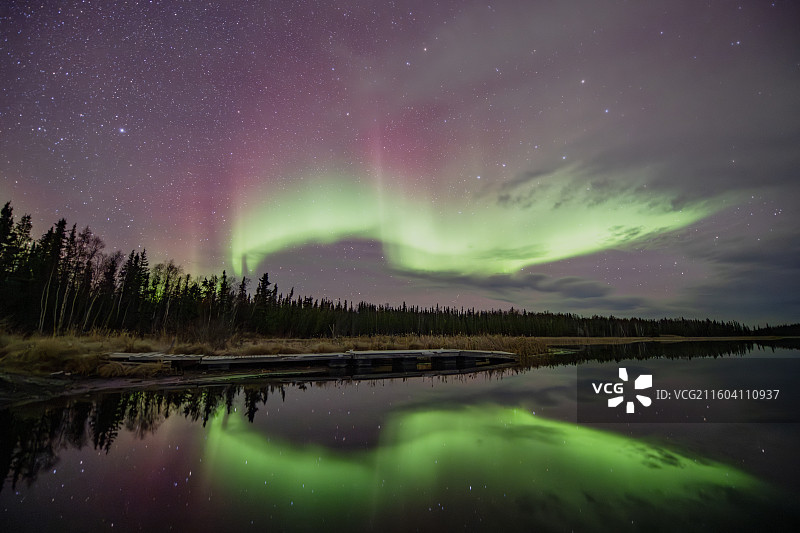 十月的黄刀极光图片素材