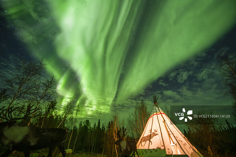 十月的黄刀极光图片素材