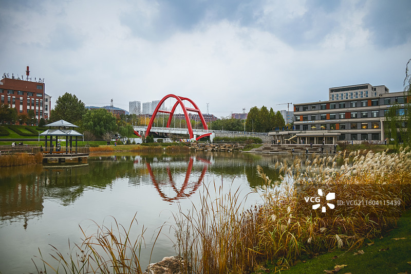 大连理工大学校园人工湖凌水湖图片素材